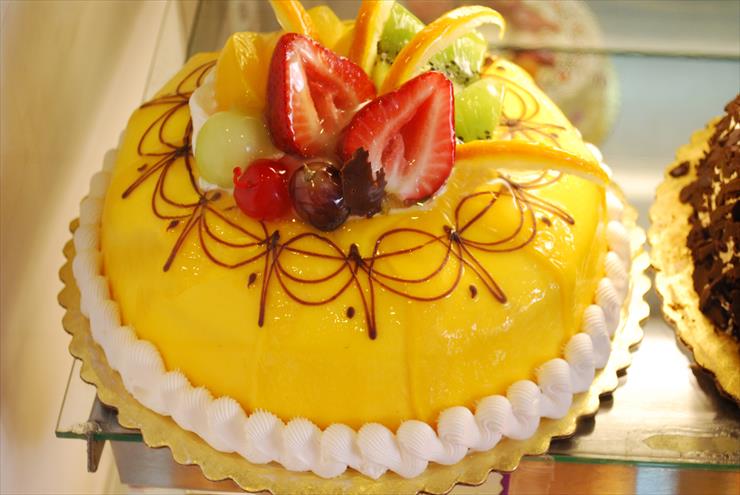 dekoracje na torty i garmazerie - mango-strawberry-cake-001.jpg